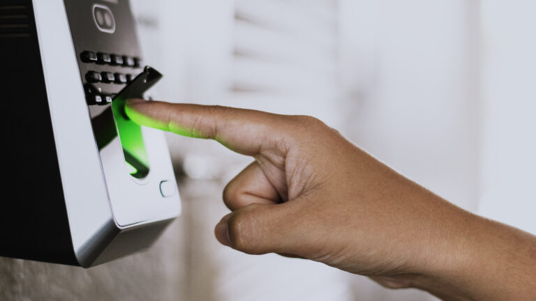 Como instalar uma fechadura eletrônica: passo a passo para evitar erros
