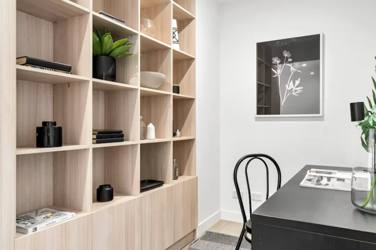 Estantes decorativas: organização e estilo para aproveitar espaços pequenos