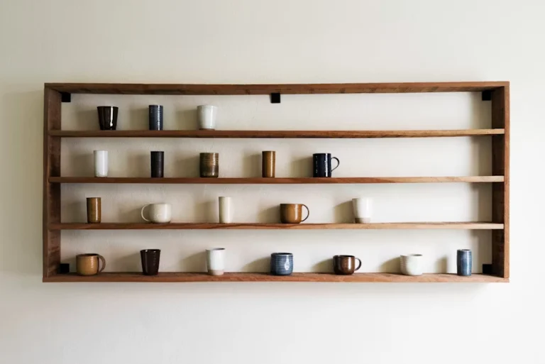 Prateleiras suspensas: instalação e decoração com estilo moderno e funcional