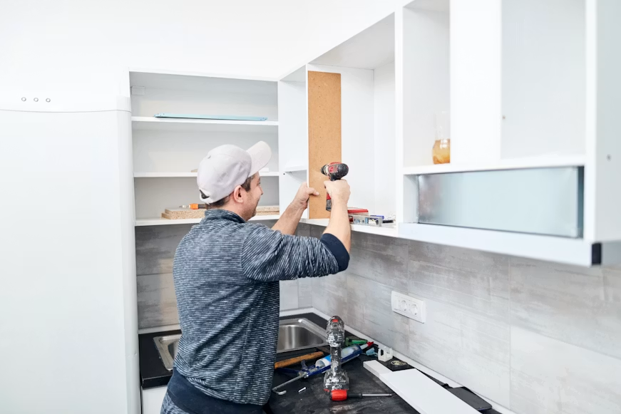 Reparos em portas de armários: guia prático para resolver problemas comuns